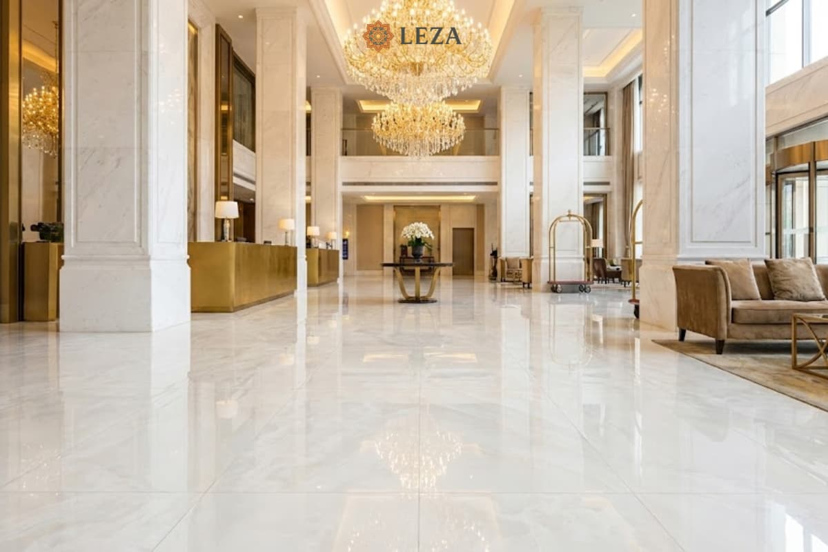 Cloudy Onyx White sảnh khách sạn